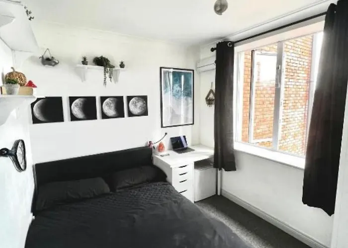 Double Room In A Cozy Shared Apartment, Custom House Harbour Apartments Dublin